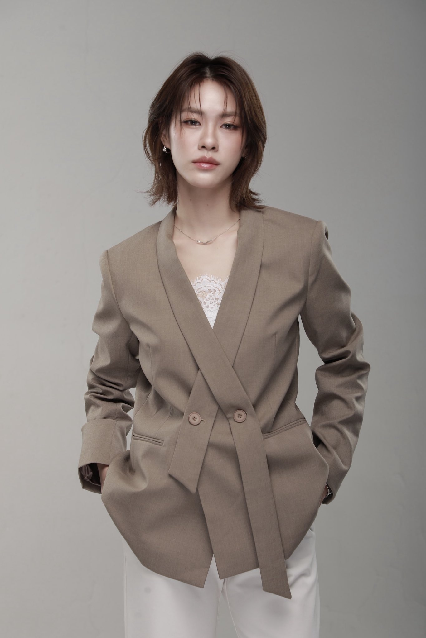 เอมี่ ทสร กลิ่นเนียม as จันทร์